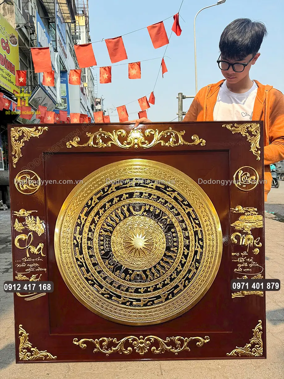 Tranh n&ecirc;n treo tr&ecirc;n cao, trong kh&ocirc;ng gian rộng, nhiều &aacute;nh s&aacute;ng